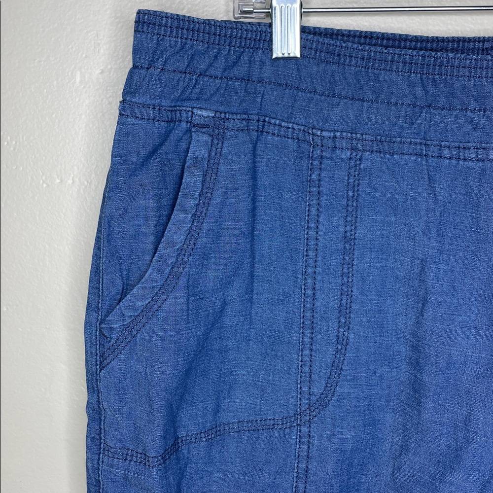 LEE Women’s Relaxed Fit SHIMMER Mid Rise Flex FLEX-To-Go Chambray Capri Pants 16 - Picture 3 of 13